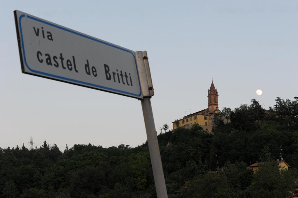 Locanda Castel De Britti Guest House Сан Ладзаро ди Савена Екстериор снимка